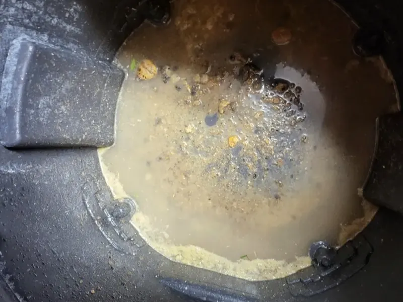 완주 석션 통 바닥에 가라앉은 찌꺼기