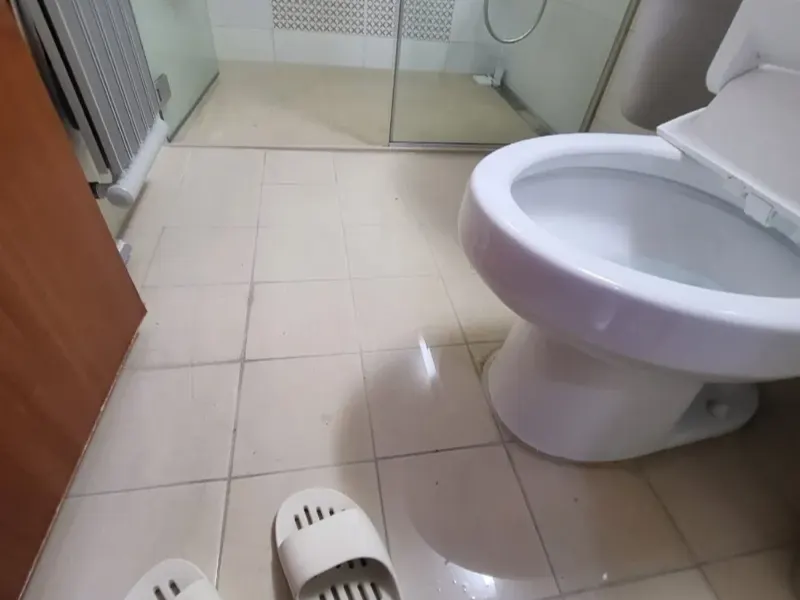 완주 물이 넘쳐 젖은 화장실 바닥